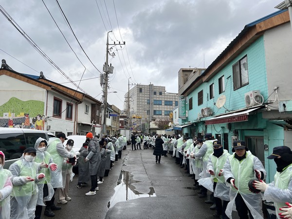 인천경찰청 제3기동대가 ‘사랑의 연탄배달’ 봉사활동을 진행하고 있다.