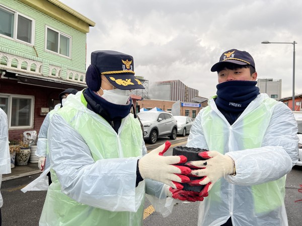 기동대 경찰관들이 연탄배달 봉사활동을 하고 있다.