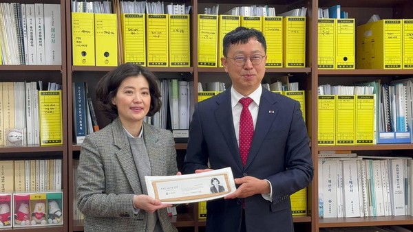 부산지방보훈청장이 김효정 의원실을 찾아 감사패를 전달하고 있다. 