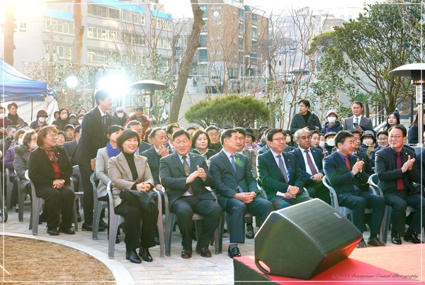 28일 부산정중앙공원 조성 기념행사가 부산진구 소재 백양산롯데캐슬골드센트럴아파트 내에서 열렸다.