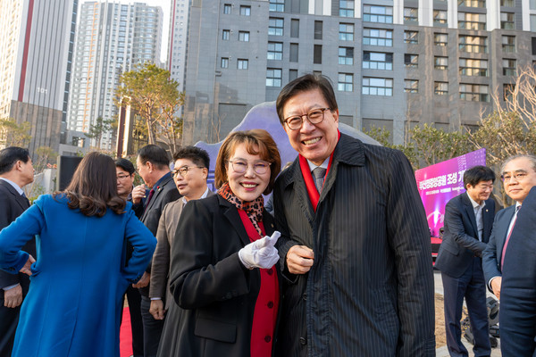박형준 부산시장이 부산정중앙공원 조성 기념행사에서 기념사진을 찍고 있다.