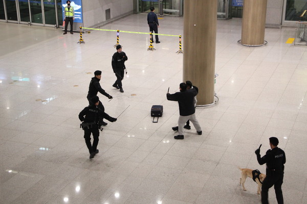 인천공항경찰단 요원들이 인천국제공항 입국장에서 대터러 훈련을 실시하고 있다.