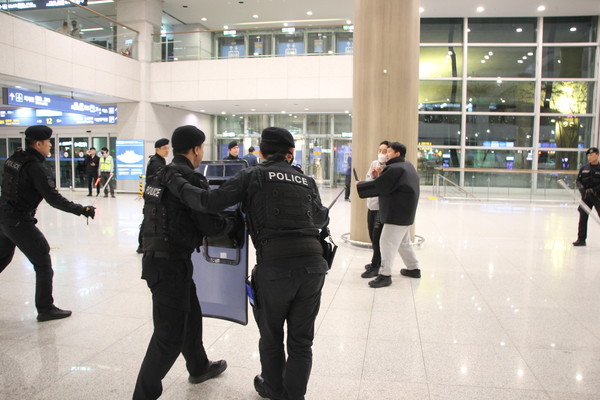 인천공항경찰단 요원들이 인천국제공항 입국장에서 대터러 훈련을 실시하고 있다.