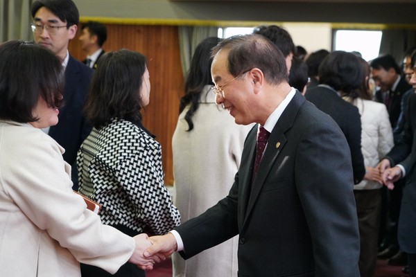 하윤수 부산시교육감이 2024년 시무식 행사 후 직원들과 악수를 하고 있다.