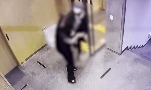 배현진 국민의힘 의원이 25일 오후 5시 18분께 강남 신사동 한 건물에서 둔기로 머리를 가격당하는 피습을 당했다. [건물CCTV캡처/배현진의원실]