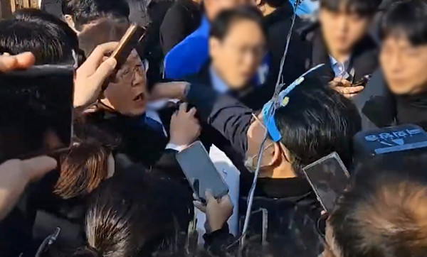 지난 1월 2일 이재명 더불어민주당 대표가 피습 당하는 상황 [사진=바른소리TV캡처]