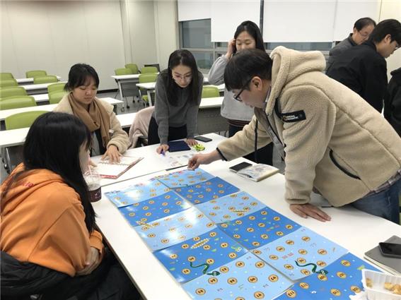 부산디자인진흥원 직원들이 5일 열린 워크숍에서 MBTI별 문제해결 방식을 알아보기 위한 조별활동을 하는 모습.