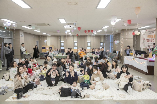 2023년 12월 14일 열린 태교육아동아리 합동 송년회에 참석한 김정헌 중구청장