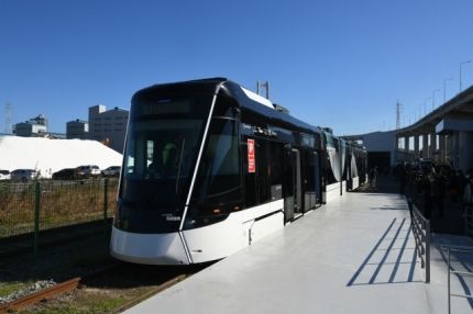 울산에서 시승체험 중인 세계 최초로 현대로템이 개발한 수소전기트램 