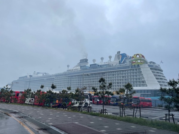 인천항 크루즈터미널에 입항한 로얄캐리비안(Royal caribbean) 선사의 스펙트럼오브더씨호(Spectrum of the seas)