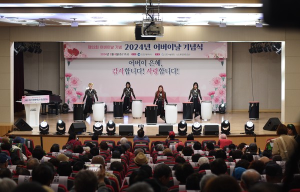  ‘2024년 어버이날 기념 행사’에서 '울트라 화려 난타팀'이 공연하고 있다.(사진=인천시설관리공단)