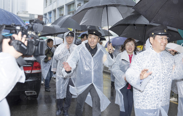 김정헌 중구청장, 정동준 중구의회 부의장, 유정복 인천시장, 도성훈 인천시 교육감, 배준영 국회의원, 고교 동문회장 등이 옛 교복을 입고 행사장을 누비며 주민·관광객들과 소통했다.