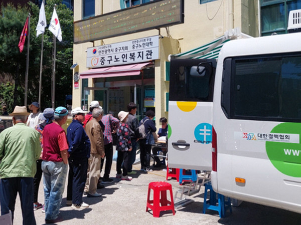 인천시 중구가 노인복지관에서 ‘찾아가는 노인 결핵 검진’을 실시하고 있다.(사진=인천중구청)