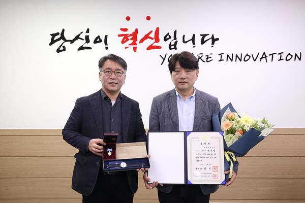 인천시설공단 윤찬영 경영본부장이 행정안전부 주관 2023년 정부혁신 유공 국무총리 표창 수상의 영예를 안았다.