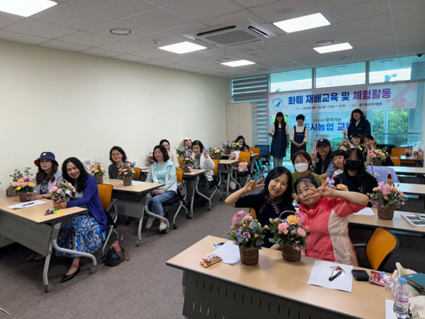 인천중구시설관리공단과 청소년수련관이 ‘화훼재배 교육 및 체험활동’행사를 진행하고 있다.(사진=인천중구청)