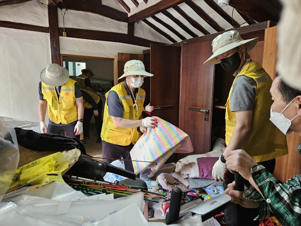 경제적·신체적 문제로 집안 돌봄에 어려움을 겪는 이웃을 위해 인천 중구의 기업, 자원봉사자, 공무원, 지역주민들이 힘을 모아 팔을 걷어붙였다.