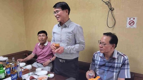 김영열 회원(인천광역시재향경우회장)이 인사와 건배를 제의하고 있다.