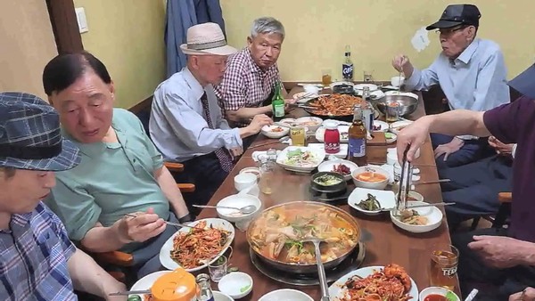 원로 회원들이 만찬을 즐기며 환담하고 있다.