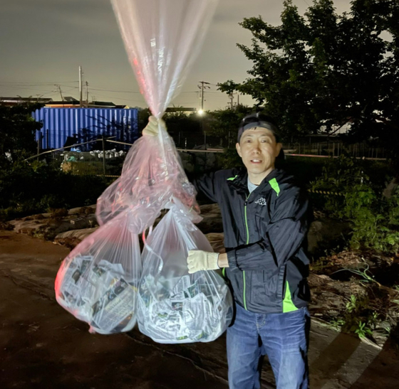 박상학 대표가 지난달 10일 대북전단과 K팝, 트로트 음악·영상을 담은 USB 등을 대형 애드벌룬에 매달아 북한으로 날려 보내는 모습 [사진:자유북한운동연합 홈페이지]