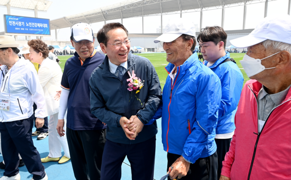유정복 인천시장이 11일 인천아시아드 주경기장에서 개최된 ‘2024년 인천시장기 노인건강체육대회’에서 노인들과 환담하고 있다.(사진=인천시)