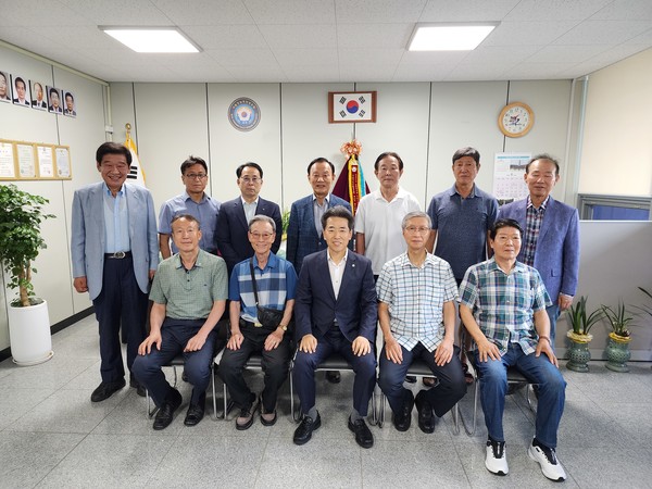 참석한 임원 이사회 기념 촬영