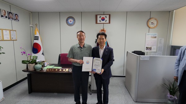 좌) 신임 오영섭  회원  우 )이승용 경우회장 기념촬영