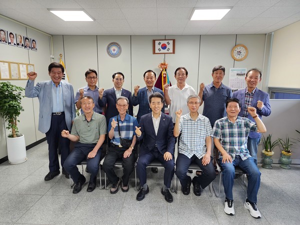 참석한 임원 화이팅 하고 있다