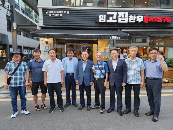 만찬후  식당 앞  기념 촬영