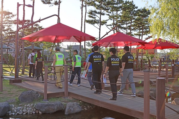 공원 산책시  발생될 수 있는 각종 범죄취약요소 등 을 사전 파악하고 있다.