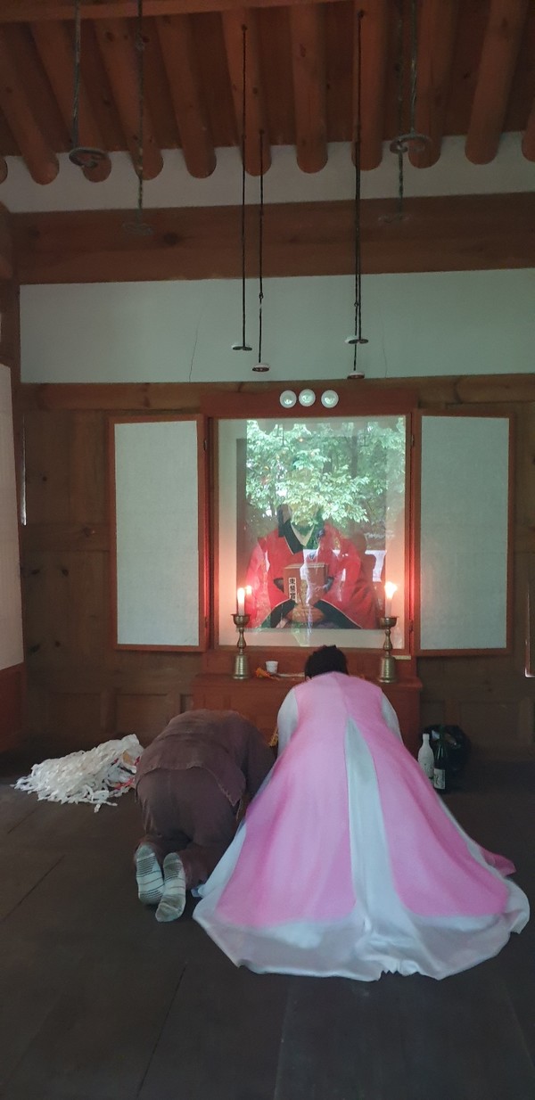 허준 선생  묘소 사당에서 ‘씻김굿과 축원무’로 원혼을 달래고 있다.