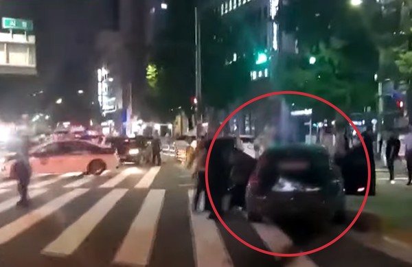 지난 2일 오전, 서울시청역 인근 역주행 참사 현장에서 경찰이 사고 차량 주변을 통제하고 있다.