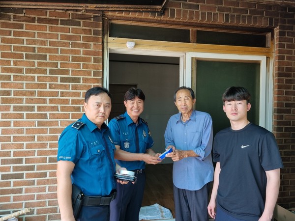 인천강화경찰서가 상습 실종 치매어르신 대상 동작감지 센서벨(출입문 차임벨)을 배부하며 실종자 예방‧조기 발견 등 주민안전확보에 선제적 대응 활동을 전개하고 있다.(사진=인천강화경찰서) 