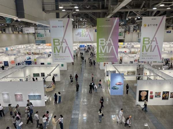 부산화랑협회가 주최한 2024 부산국제화랑아트페어(BAMA)전시회 현장 모습