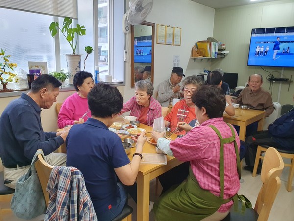 최병구 경우가 주거지 경노당(희영아파트)에서 오찬을 즐기며 환담하고 있다.
