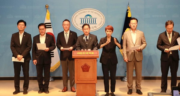 국민의힘 연금개혁특위(위원장 박수영 의원)일동은 4일 오후 2시에 국회에서 복지부장관의 연금개혁안 발표이후 기자회견을 하고 있다.