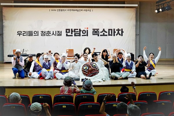 우리들의 청춘시절 '만담의 폭소 마차'가 열연하고 있다