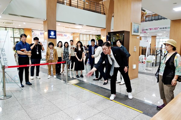 민속마당에서 '비석치기'행사를 진행하고 있다.