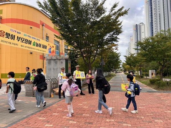  천안불무초등학교앞 등굣길 어린이들을 대상으로 교통안전 지도와 홍보를 실시 하고있다 