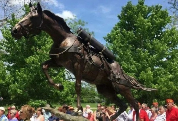 말 '레클리스’ 동상 