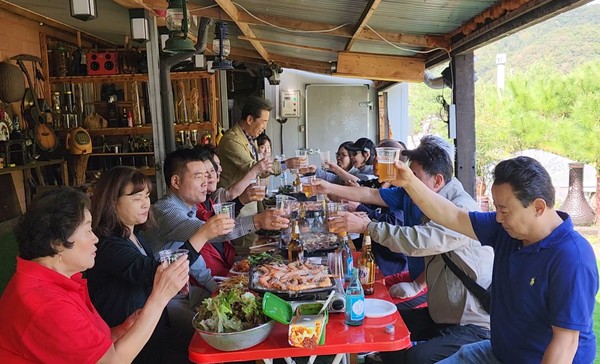산불예방 홍보켐페인 마치고  인근 식당에서 오찬중  이 승 용 회장의  인사 및 건배제의