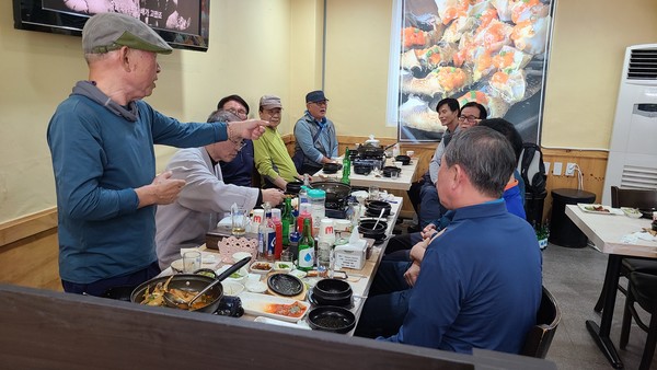 이의선 산악회장이 오찬을 즐기며 산악회 발전 방안에 대해 설명하고 있다. 