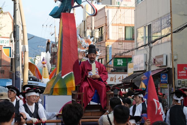 하윤수 부산시교육감은 12일 제30회 동래읍성역사축제에서 '명예 동래부사'로 임명되어 동래부사행차 길놀이 행사에 함께하고 있다.