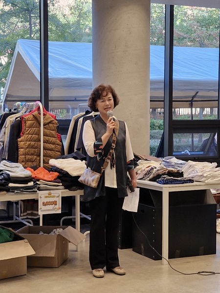 김효숙(권사) 총여선교회장이 사회를 보며 바자회를 진행하고 있다.