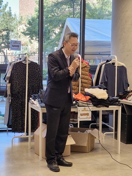 서일원 담임목사가 바자회 행사를 위한 기도를 하고 있다.