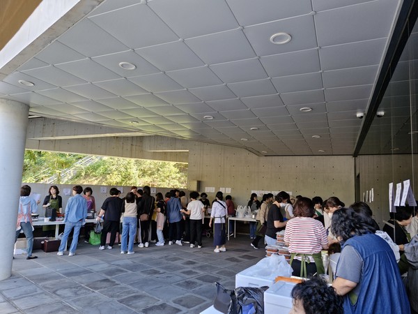 바자회 참석자들이 행사장을 둘러 보고 있다. 