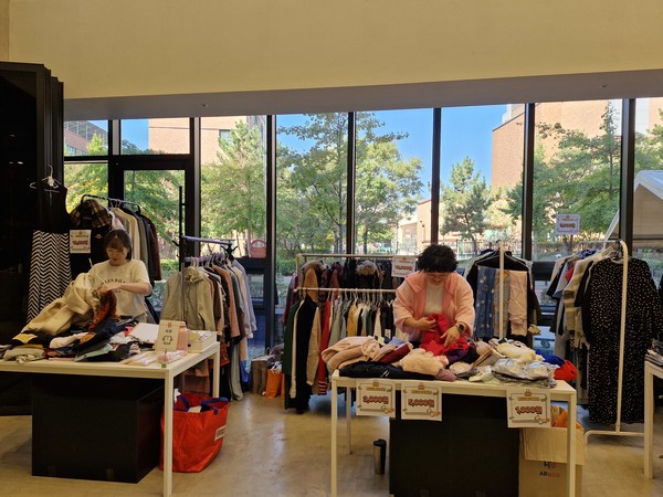 풀리마케 소품을 정리하고 있는 여전도회원 봉사자