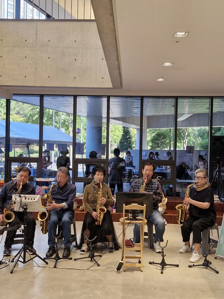 '파라클레토스' 섹소폰 연주단이 복음성가를 연주하고 있다.