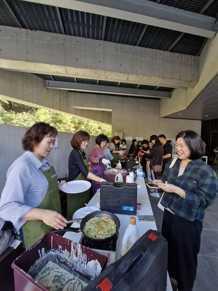 프드마겟을 둘러보는 참석자들