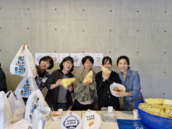 카페에서 식장을 선보이고 있는 여선교회원 봉사자