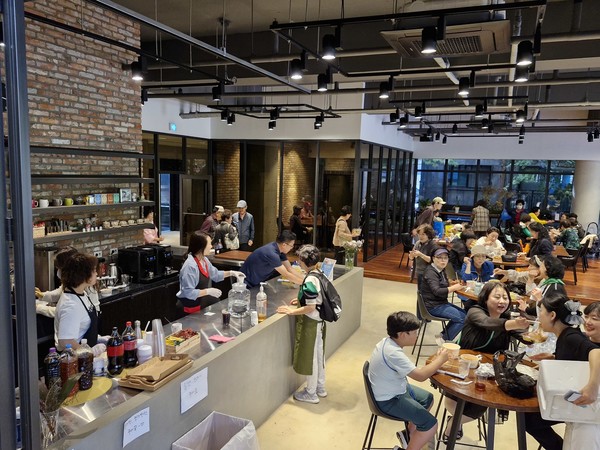 카페에서 식사를 즐기는 참석자들